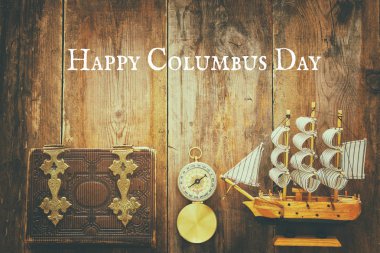 Kolomb Günü kavramı eski gemiye el ahşap arka plan ile