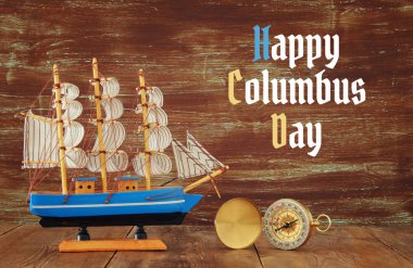 Kolomb Günü kavramı eski gemiye el ahşap arka plan ile