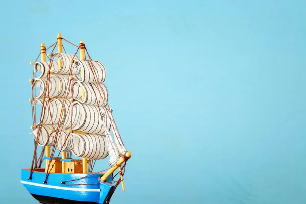 Dag van Columbus concept met oude schip over houten achtergrond — Stockfoto