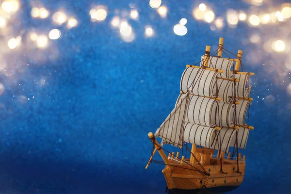 Kolumbus Day Konzept mit altem Schiff vor blauem Glitzerhintergrund — Stockfoto