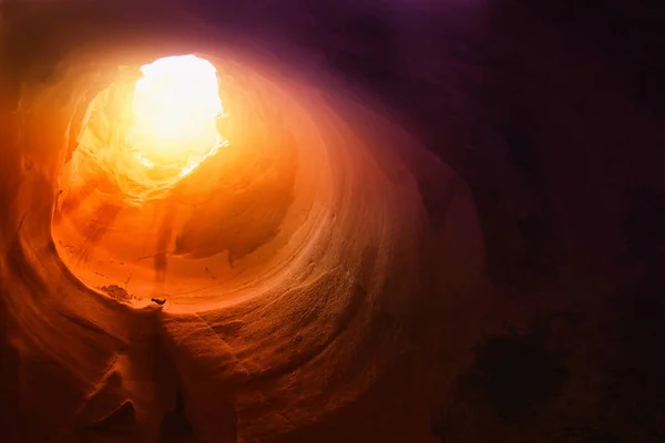 Immagine astratta e surrealistica di grotta con luce. rivelazione e aprire la porta, concetto di storia della Sacra Bibbia — Foto Stock