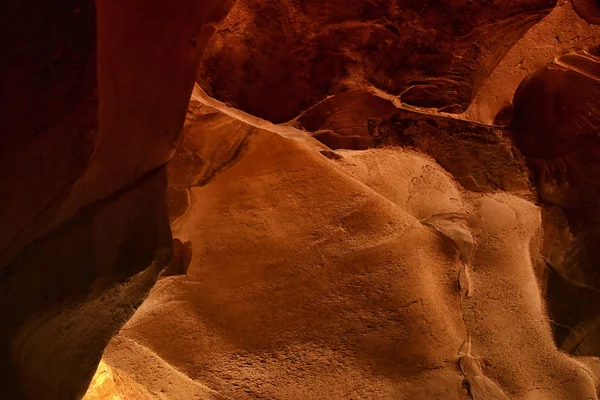 Image de belle lumière dorée à travers l'entrée de la grotte — Photo