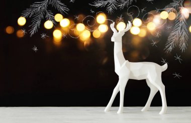 Kara tahta arka plan whith el üzerinde ahşap masa üzerinde beyaz Ren geyiği tebeşir illüstrasyonlar çizilmiş