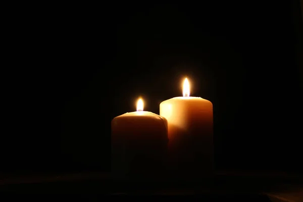 Velas ardientes sobre fondo negro —  Fotos de Stock