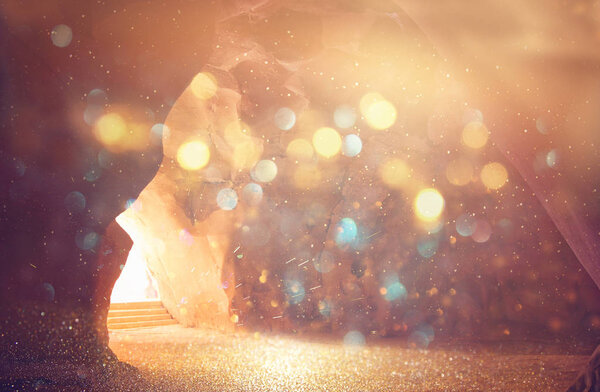 Абстрактное и сюрреалистичное изображение пещеры со светом. Откровение и откройте дверь, концепция Священной Библии
.