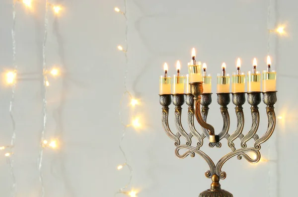 Imagen de las vacaciones judías fondo de Hanukkah con menorah (candelabros tradicionales) y velas ardientes —  Fotos de Stock