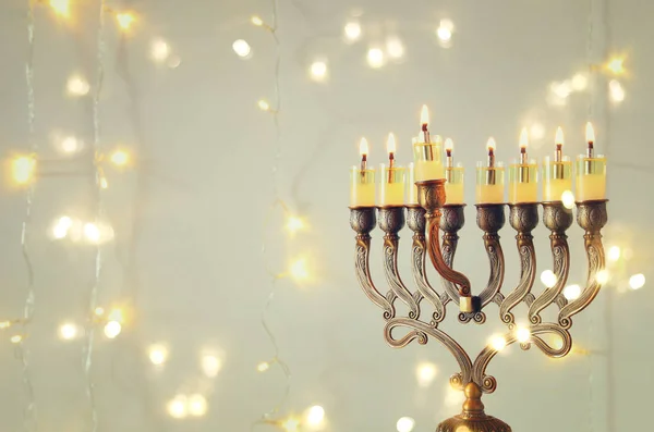 Imagen de las vacaciones judías fondo de Hanukkah con menorah (candelabros tradicionales) y velas ardientes —  Fotos de Stock