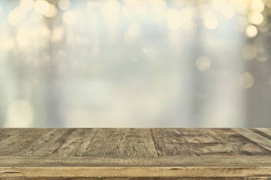 boş tablo yönetim kurulu ve ufuk bokeh ışıklar arka plan. ürün görüntüleme ve kavram piknik