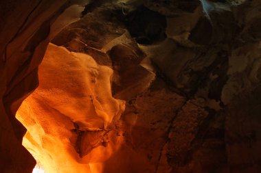 Mağara girişinde güzel Altın ışık görüntü