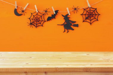 Cadılar Bayramı tatil arka plan boş rustik tablo ile. Ürün görüntü montaj için hazır