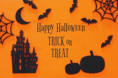 Cadılar Bayramı tatil kavramı üstten görünüm sahne. Eski kale, cadı, yarasalar üzerinde ahşap portakal bachground