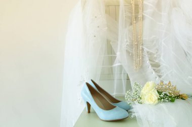 Güzel beyaz gelinlik ve peçe sandalyede