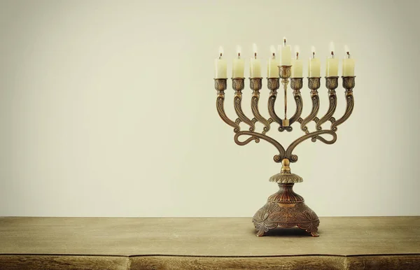 Bilden av judiska högtiden Hanukkah bakgrund menorah (traditionella kandelabrar) och brinnande ljus — Stockfoto