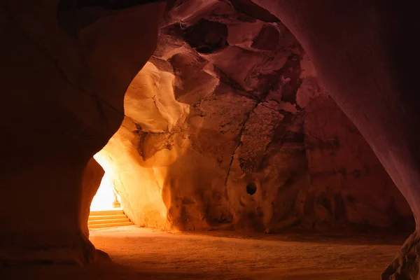 Image de belle lumière dorée à travers l'entrée de la grotte — Photo