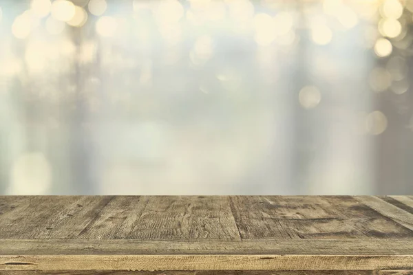 Tomma bord styrelse och oskarp bokeh ljus bakgrund. produkten visar och picknick koncept — Stockfoto