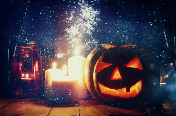 Zucca di Halloween sul tavolo di legno di fronte a sfondo scuro spettrale. Jack o lanterna — Foto Stock