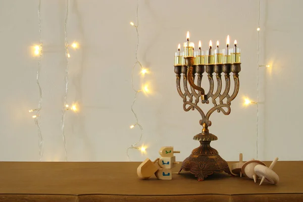 Imagen de las vacaciones judías fondo Hanukkah con la parte superior spinnig tradicional, menorah (candelabros tradicionales ) —  Fotos de Stock