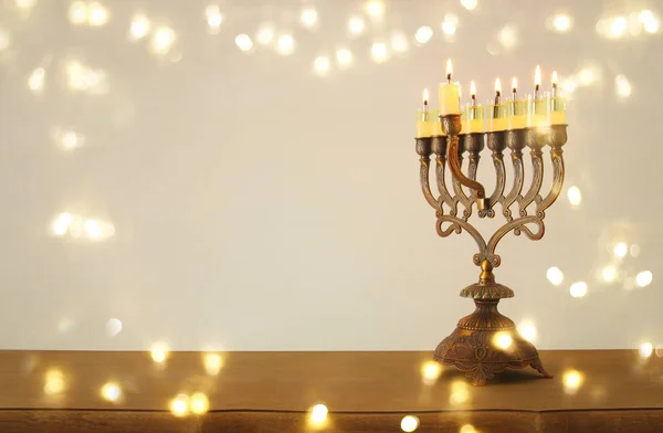 Bilden av judiska högtiden Hanukkah bakgrund menorah (traditionella kandelabrar) och brinnande ljus — Stockfoto