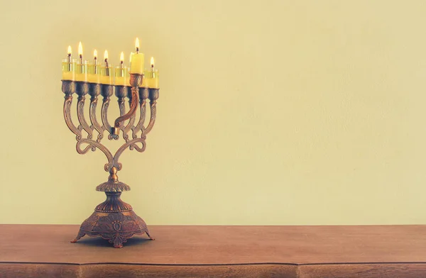 Bilden av judiska högtiden Hanukkah bakgrund menorah (traditionella kandelabrar) och brinnande ljus — Stockfoto
