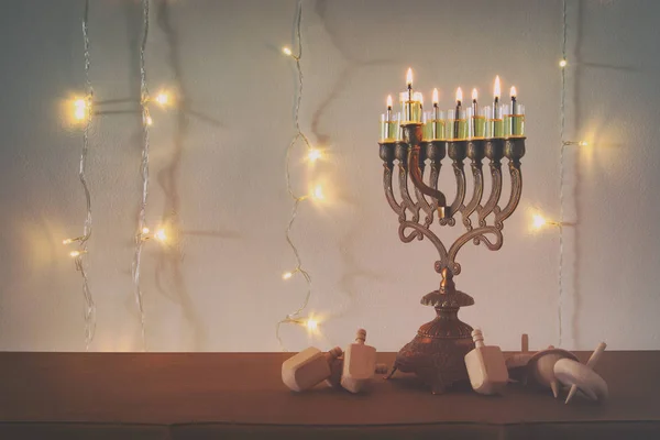 Χαμηλή κλειδί εικόνα της εβραϊκής διακοπές Hanukkah φόντο με παραδοσιακή spinnig κορυφή, menorah (παραδοσιακό μανουάλια) — Φωτογραφία Αρχείου