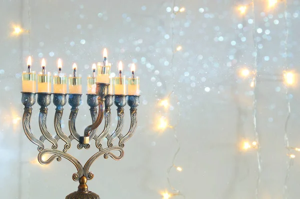 Imagen de las vacaciones judías fondo de Hanukkah con menorah (candelabros tradicionales) y velas ardientes —  Fotos de Stock