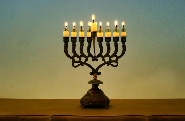Nízké klíč obrázek židovský svátek Chanuka pozadí s Menora (tradiční svícny) a svíčky — Stock fotografie