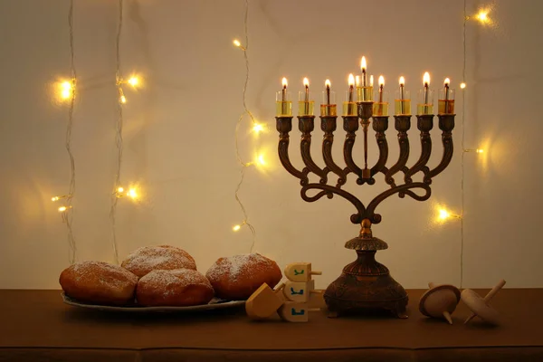 Låg bild av judiska högtiden Hanukkah bakgrund med traditionella spinnig topp, menorah (traditionella kandelabrar) — Stockfoto