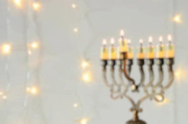 Bokeh imagen borrosa de vacaciones judías Hanukkah fondo con menorah (candelabros tradicionales ) —  Fotos de Stock