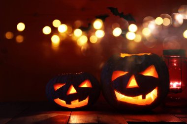 Cadılar Bayramı Balkabağı korkunç koyu arka plan önünde tahta masada. Jack o fener