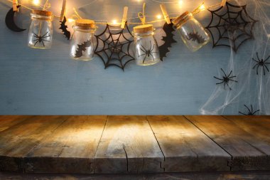 Cadılar Bayramı tatil arka plan boş rustik tablo ile. Ürün görüntü montaj için hazır