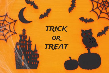 Cadılar Bayramı tatil kavramı üstten görünüm sahne. Eski kale, cadı, yarasalar üzerinde ahşap portakal bachground