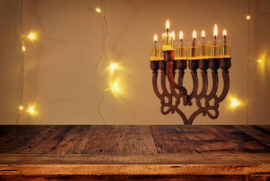 Yahudi tatil Hanukkah menorah (geleneksel Mumluk ile arka plan önünde boş ahşap masa)