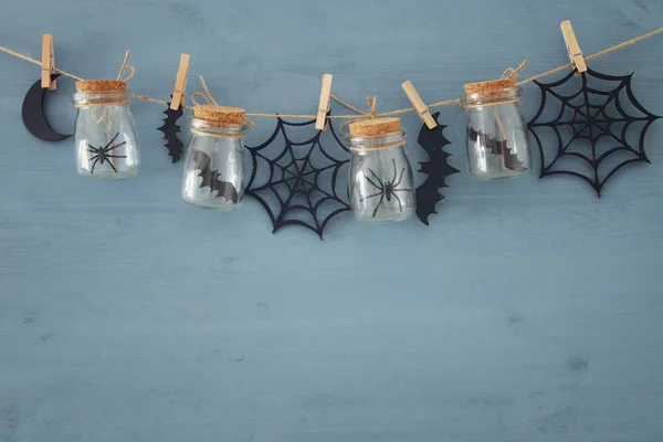 Concept van Halloween vakantie. Masson potten met spinnen, Baden en houten decoraties — Stockfoto