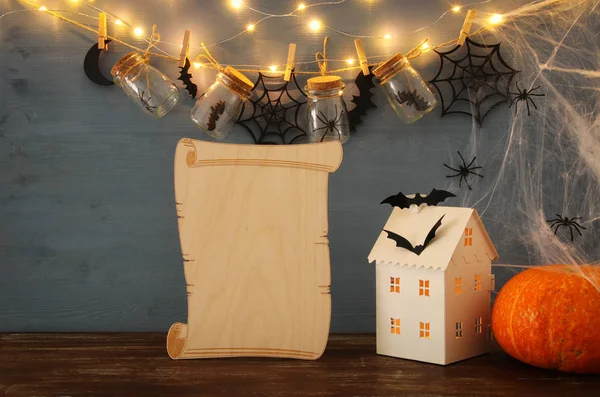 Concepto de Halloween. Casa misteriosa con luces en frente de tarros de Masson con arañas, baños —  Fotos de Stock