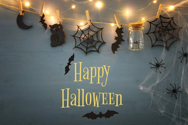 Cadılar Bayramı tatil kavramı. Örümcekler, banyo ve ahşap dekorasyon Masson kavanozlar — Stok fotoğraf