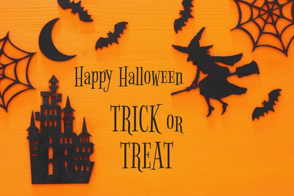 Halloween vakantie concept bovenaanzicht scène. Oud kasteel, heks, vleermuizen op houten oranje bachground — Stockfoto