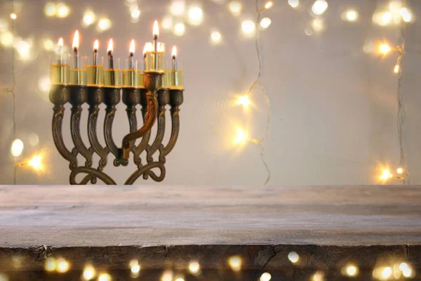 Mesa de madera vacía frente a la fiesta judía fondo Hanukkah con menorah (candelabros tradicionales ) —  Fotos de Stock