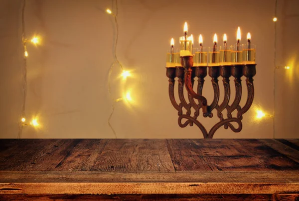 Mesa de madera vacía frente a la fiesta judía fondo Hanukkah con menorah (candelabros tradicionales ) —  Fotos de Stock