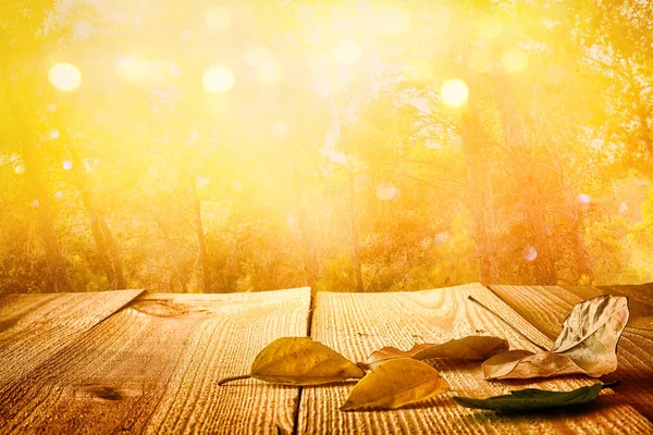 Tomma bord framför suddiga hösten bakgrunden. Redo för produkt displayen montage — Stockfoto