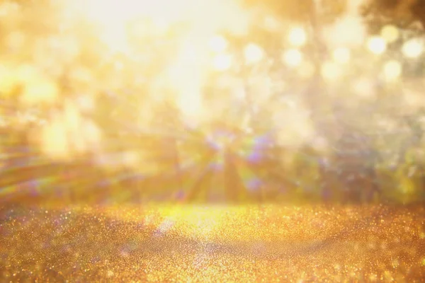 Photo abstraite de lumière éclatant parmi les arbres et de paillettes bokeh lumières. image est floue et filtrée — Photo