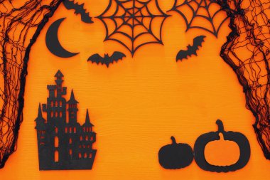 Cadılar Bayramı tatil kavramı üstten görünüm sahne ahşap turuncu arka plan üzerinde