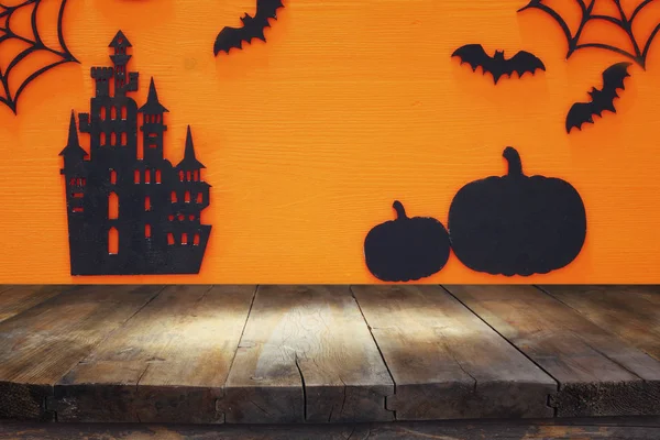 Concepto de vacaciones de Halloween con mesa rústica vacía sobre fondo naranja. Listo para montaje en pantalla de producto —  Fotos de Stock