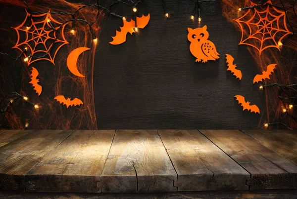 Mesa rústica vacía frente al fondo de las vacaciones de Halloween. Listo para montaje en pantalla de producto —  Fotos de Stock