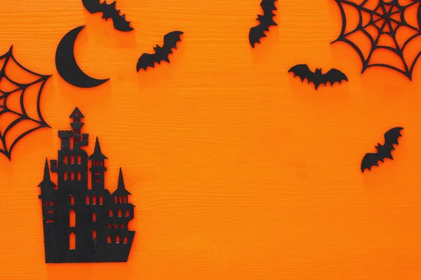 Halloween feriado conceito vista superior cena sobre fundo laranja de madeira — Fotografia de Stock
