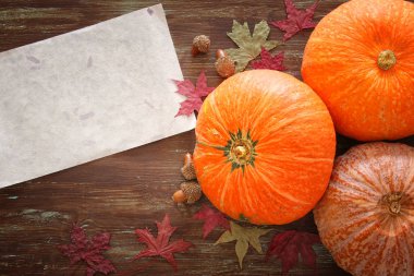 Kabaklar ve sonbahar yaprakları üzerinde ahşap arka plan. Şükran günü ve Cadılar Bayramı kavramı. Üstten Görünüm.