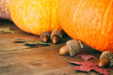 Kabaklar ve sonbahar yaprakları üzerinde ahşap arka plan. Şükran günü ve Cadılar Bayramı kavramı. Üstten Görünüm