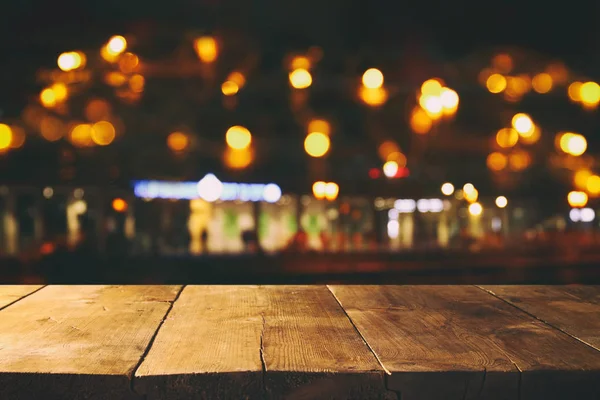 Image de table en bois devant le fond abstrait flou des lumières du restaurant — Photo