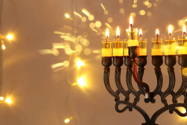 Imagen clave baja de vacaciones judías fondo de Hanukkah con menorah (candelabros tradicionales ) —  Fotos de Stock