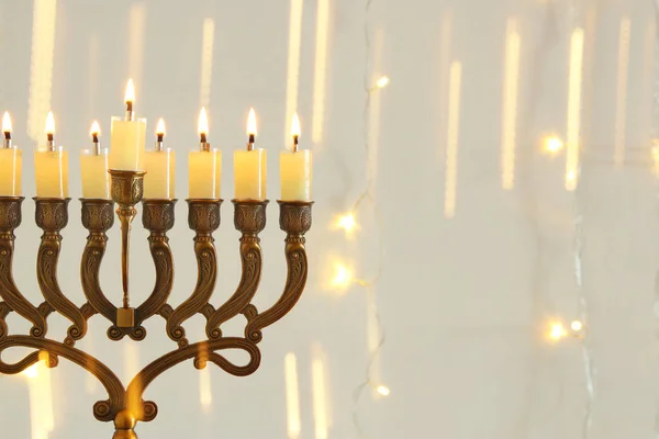 Bilden av judiska högtiden Hanukkah bakgrund med menorah (traditionella kandelabrar) — Stockfoto