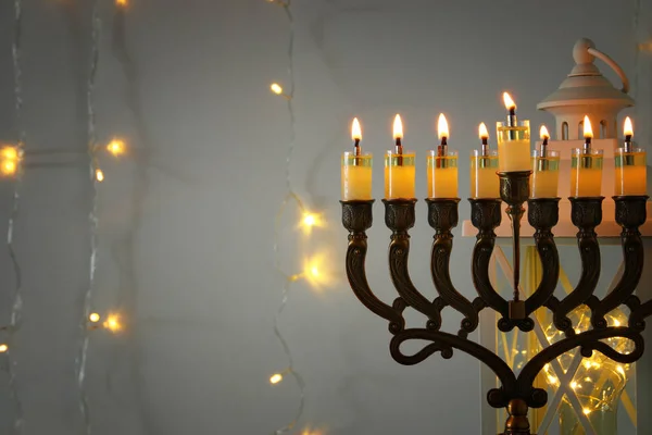ユダヤ人の祝日のハヌカ本枝の燭台 (伝統的な燭台と背景の低キー画像) — ストック写真